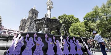 Padres buscadores recuerdan a sus desaparecidos con siluetas de madera en Puebla