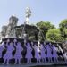 Padres buscadores recuerdan a sus desaparecidos con siluetas de madera en Puebla