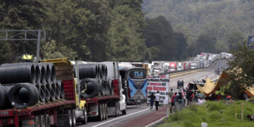 Gobierno no cederá a cierre de la México-Puebla: AMLO