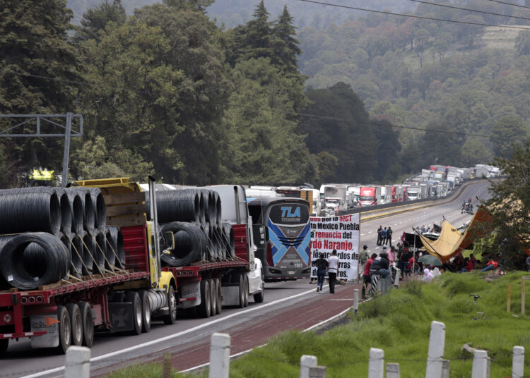 Gobierno no cederá a cierre de la México-Puebla: AMLO