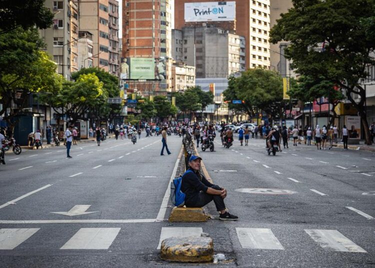 Miles de personas protestan en Venezuela por el resultado de las elecciones