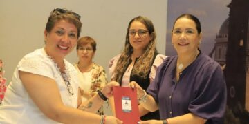 Entregan credenciales a guías de turistas de 3 municipios