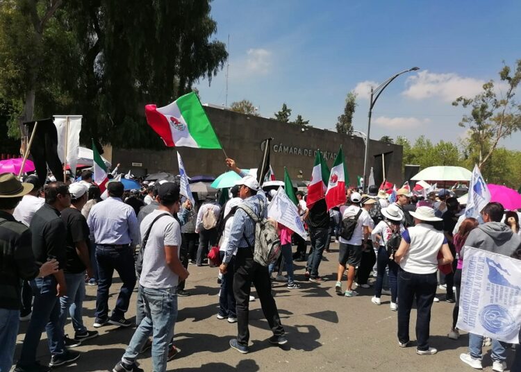 Trabajadores del Poder Judicial se manifiestan en San Lázaro