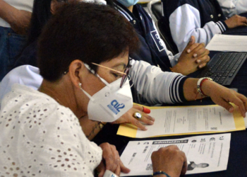 Lilia Cedillo supervisa proceso de inscripción de  alumnos de nuevo ingreso