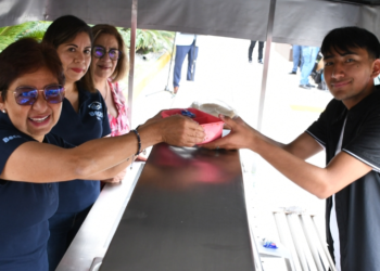 Lilia Cedillo entrega más de 4 mil becas alimentarias