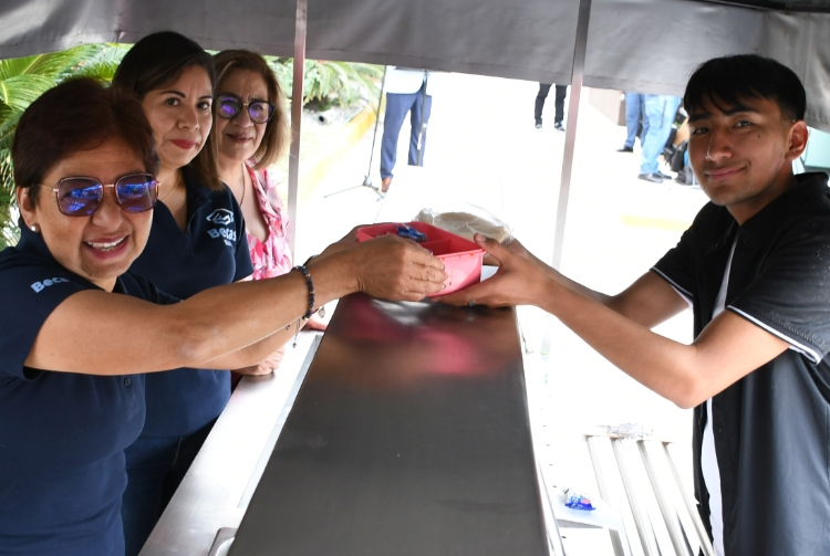 Lilia Cedillo entrega más de 4 mil becas alimentarias