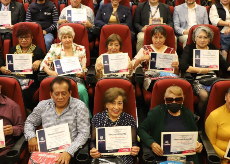 SMDIF capacita laboralmente a personas adultas mayores en Taller de OXXO