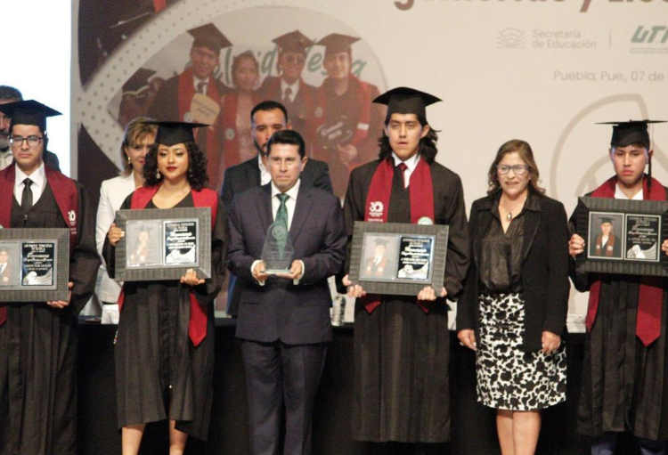 UTP gradúa a licenciados e ingenieros