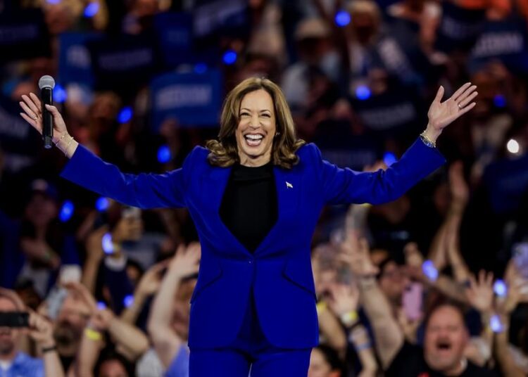 Harris recibe nominación demócrata a la Presidencia de EEUU