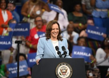 Harris aventaja por un punto a Trump, según encuesta