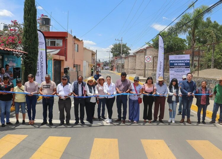 Paola Angón entrega vialidades en Momoxpan y San Cosme Texintla