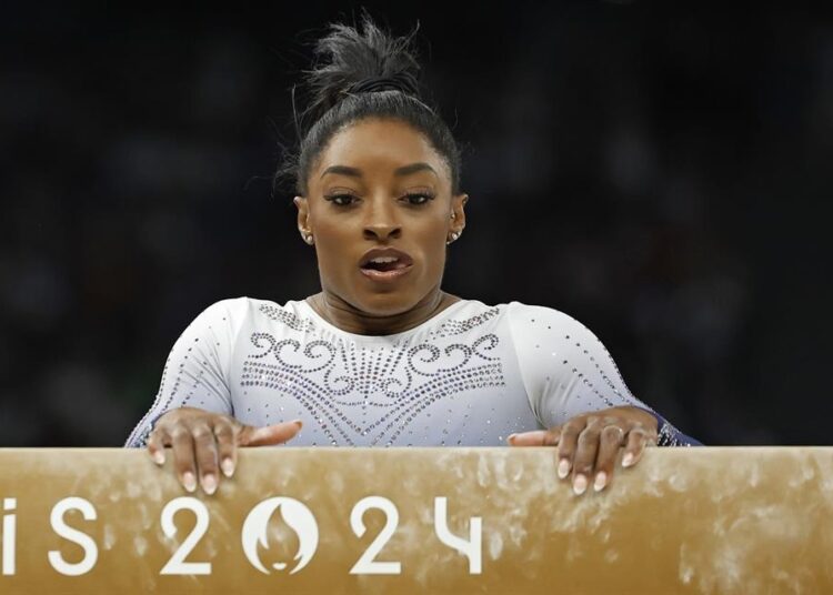 Biles se cae del podio en barra