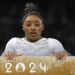 Biles se cae del podio en barra