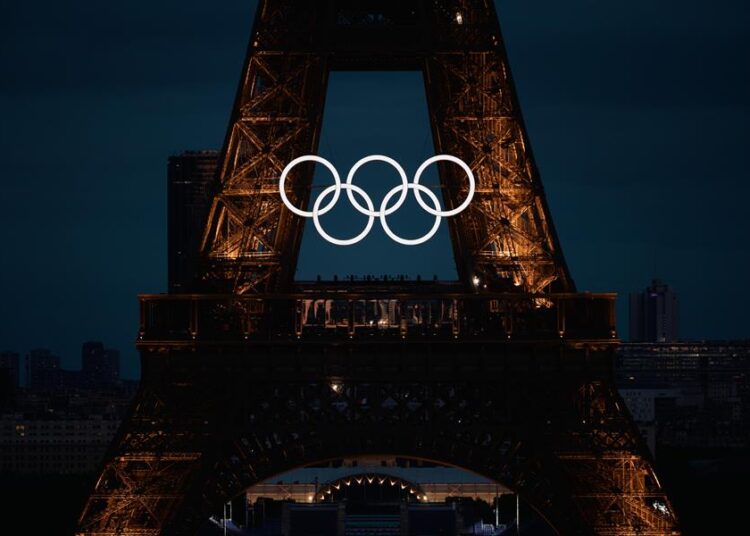 Alcaldesa de París quiere los anillos olímpicos en la torre Eiffel al menos hasta 2028