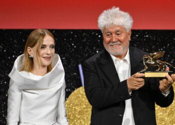 Almodóvar conquista un histórico León de Oro en Venecia con su oda a la solidaridad