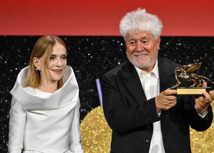 Almodóvar conquista un histórico León de Oro en Venecia con su oda a la solidaridad