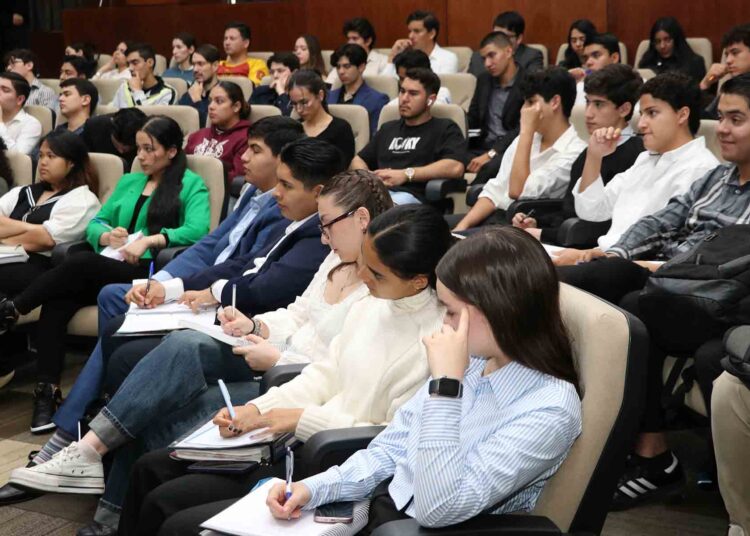 Alumnos aprenden sobre prevención del delito de lavado de dinero