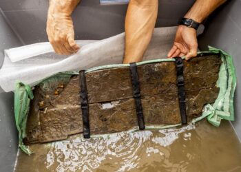 Primer fragmento de un barco fenicio sale del agua 2.600 años después de su hundimiento