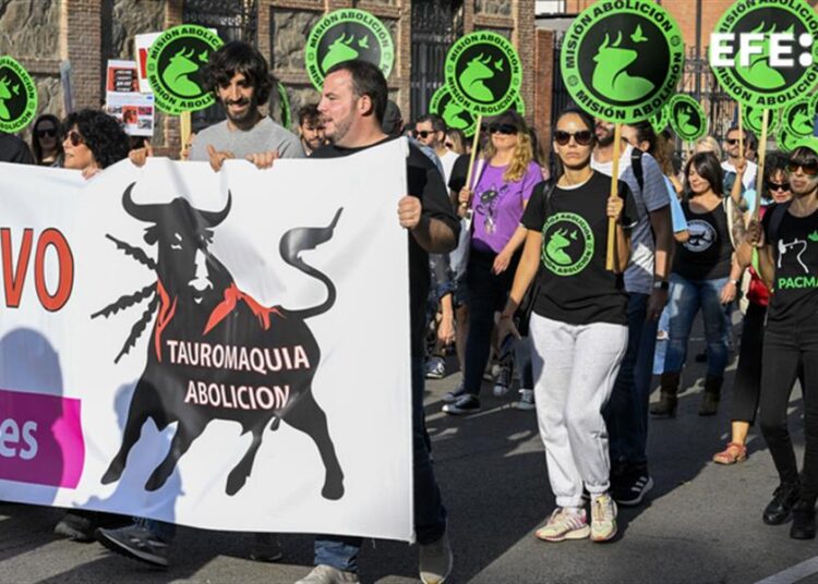 Partido Animalista reúne a cientos de personas en Las Ventas contra la tauromaquia