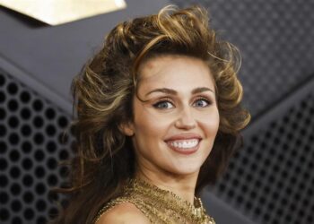 Demandan a Miley Cyrus por copiar un tema de Bruno Mars para canción ‘Flowers’