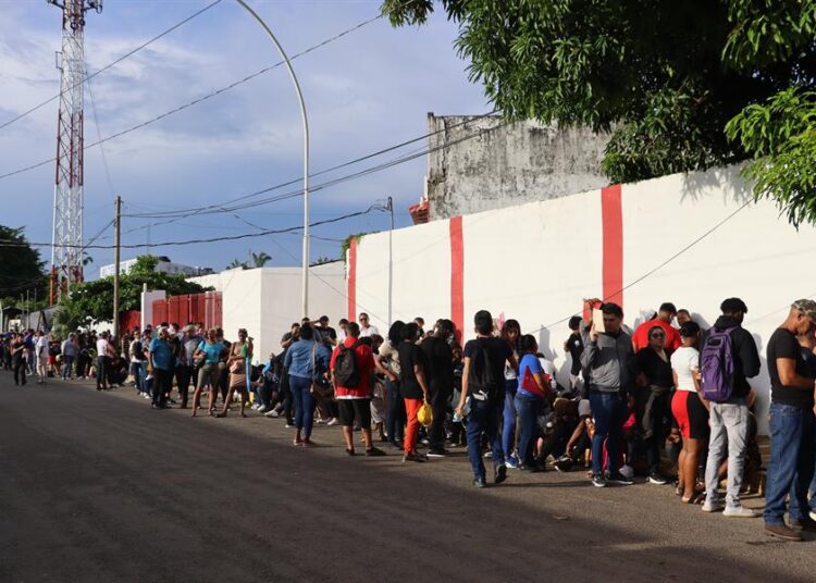 Cientos de migrantes usan corredor emergente del Gobierno de México para llegar a EEUU
