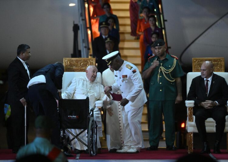 El papa Francisco llega a Papúa Nueva Guinea, su primera vez en Oceanía