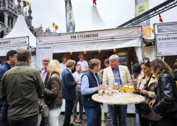 Fiesta de la cerveza belga inunda de trigo, cebada y lúpulo la Grand Place de Bruselas