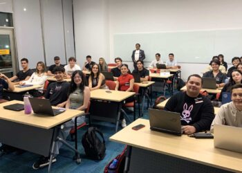 Alumnos de la UAG se sumergen a la industria tecnológica en Oracle