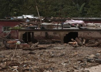 Autoridades confirman nueve fallecidos por deslave de cerro en centro de México
