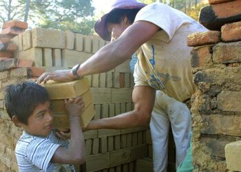 EEUU alerta de niños en México involucrados en cosecha de sustancias para hacer drogas