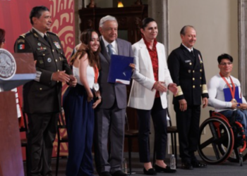 AMLO entrega estímulos económicos a atletas olímpicos y paralímpicos
