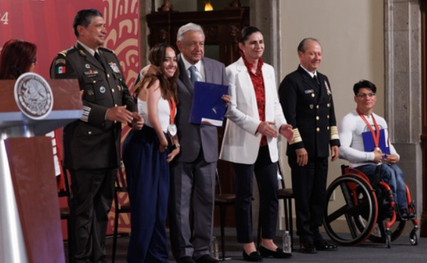 AMLO entrega estímulos económicos a atletas olímpicos y paralímpicos