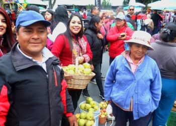 Tonantzin Fernández participa en el Día del Trueque