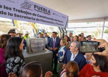 Coloca el gobernador Sergio Salomón Céspedes primera piedra para edificio de la Secretaría de Planeación y Finanzas
