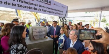 Coloca el gobernador Sergio Salomón Céspedes primera piedra para edificio de la Secretaría de Planeación y Finanzas