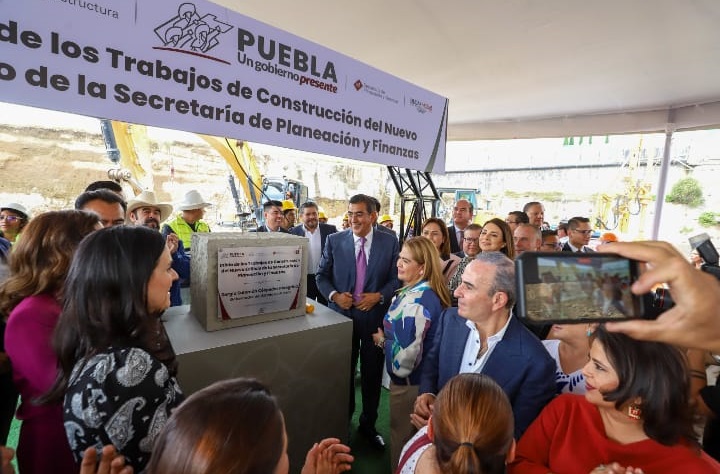 Coloca el gobernador Sergio Salomón Céspedes primera piedra para edificio de la Secretaría de Planeación y Finanzas