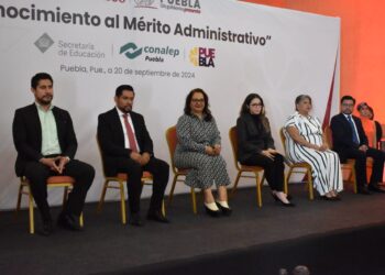 Reconoce CONALEP Puebla trayectoria de personal administrativo con 30 años de servicio