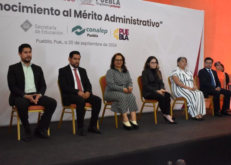 Reconoce CONALEP Puebla trayectoria de personal administrativo con 30 años de servicio