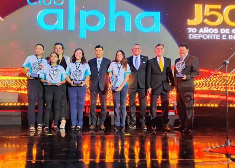 Club Alpha festeja 70 años y la entrega de los Premios J500