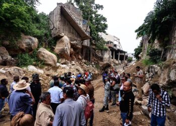 Ciclón John se degrada a tormenta tropical, sigue su avance sobre sur de México