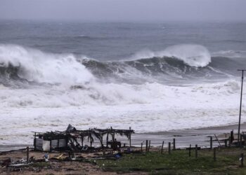 John se convierte de nuevo en huracán durante su avance hacia el sur de México