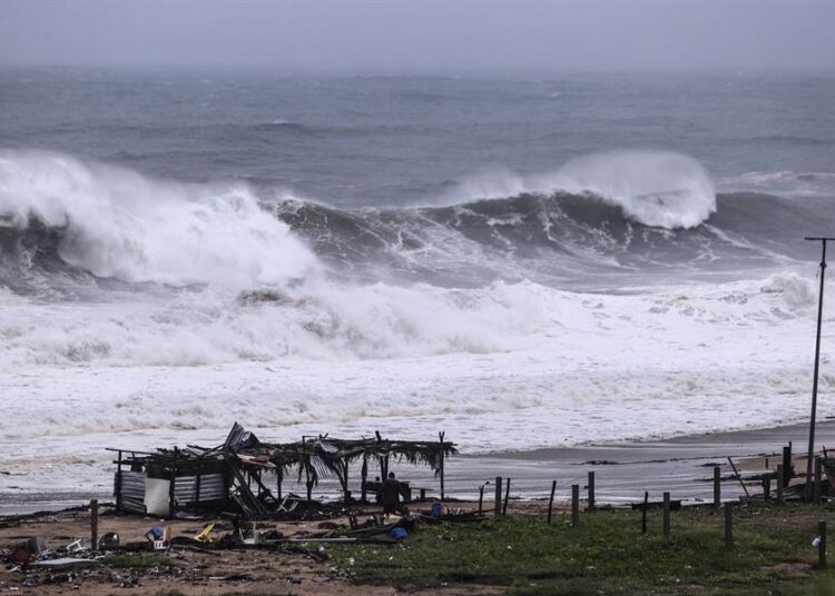 John se convierte de nuevo en huracán durante su avance hacia el sur de México