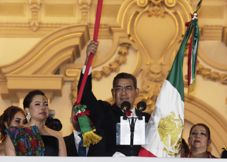 «¡Viva la familia y el humanismo mexicano!» Sergio Salomón en Grito de Independencia