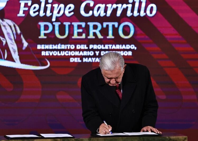 AMLO promulga reformas y destaca logros de su sexenio en su última mañanera