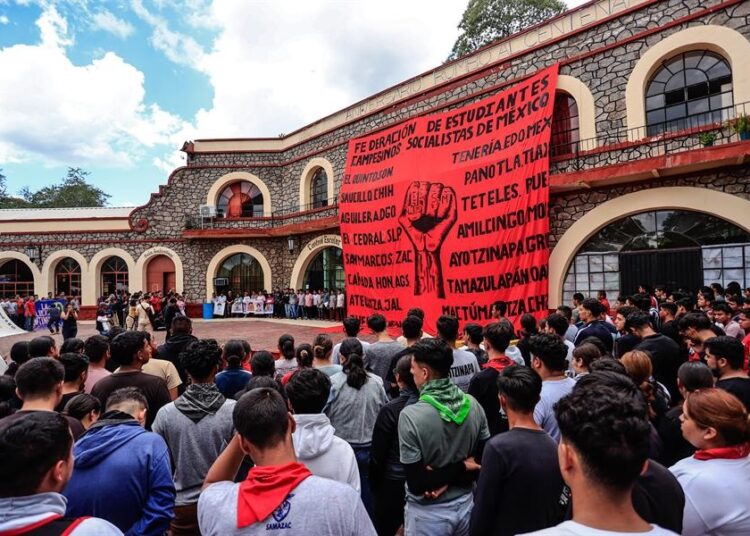 Conmemoran 10 años de la desaparición de 43 estudiantes de Ayotzinapa