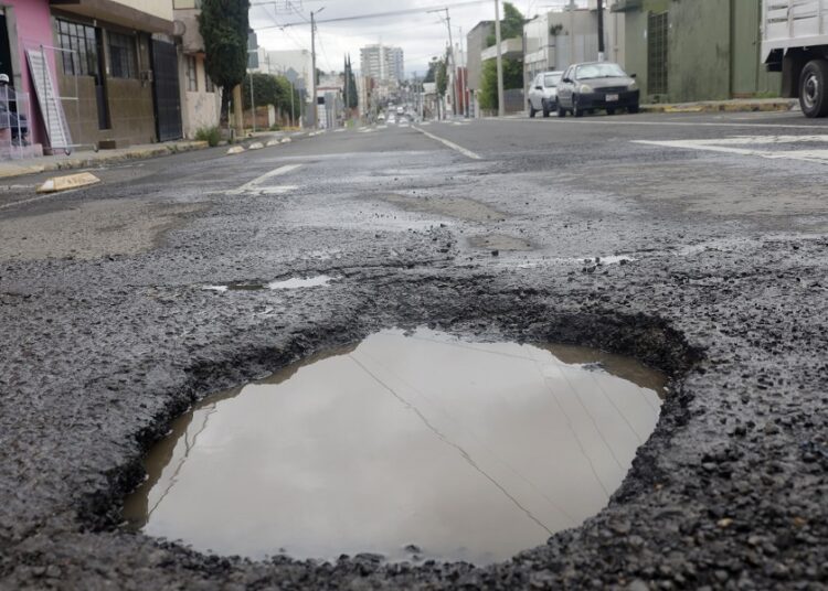 Se requieren más de 30 mil mdp para acabar con los baches