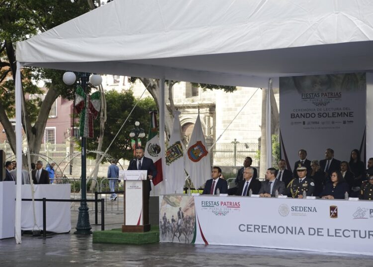 Adán Domínguez lee el Bando Solemne por Fiestas Patrias