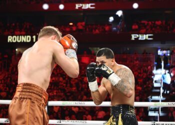El ‘Canelo’ Álvarez vence por votación unánime a Berlanga 