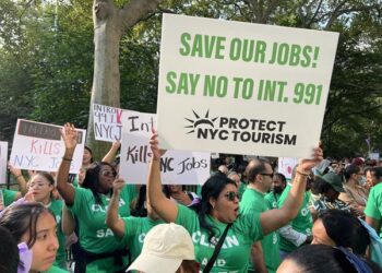 Trabajadores hoteleros de Nueva York divididos ante nueva regulación protestan en Alcaldía