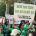 Trabajadores hoteleros de Nueva York divididos ante nueva regulación protestan en Alcaldía